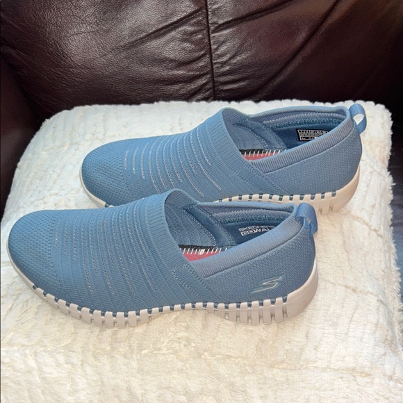 Sketchers Women's Blue Slip-On Sneakers Size 7 Gently used - Picture 2 of 6